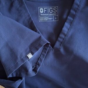 Figs Casma Three-Pocket Scrub Top Navy Medium